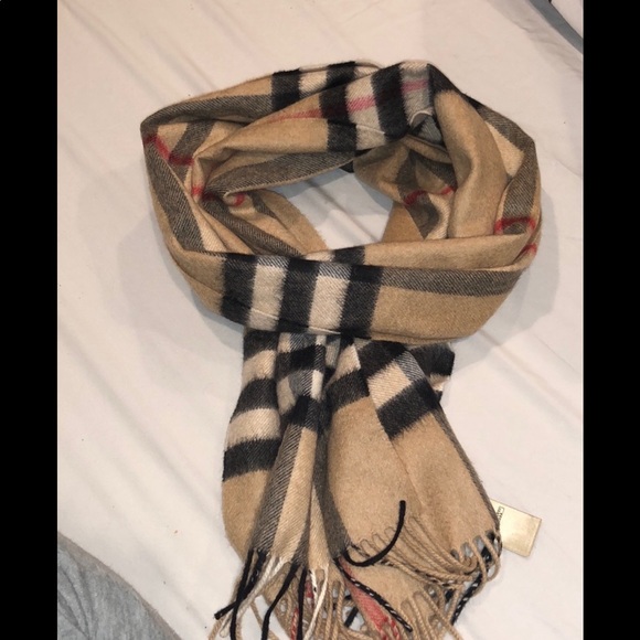 Accessories - Burberry scarf